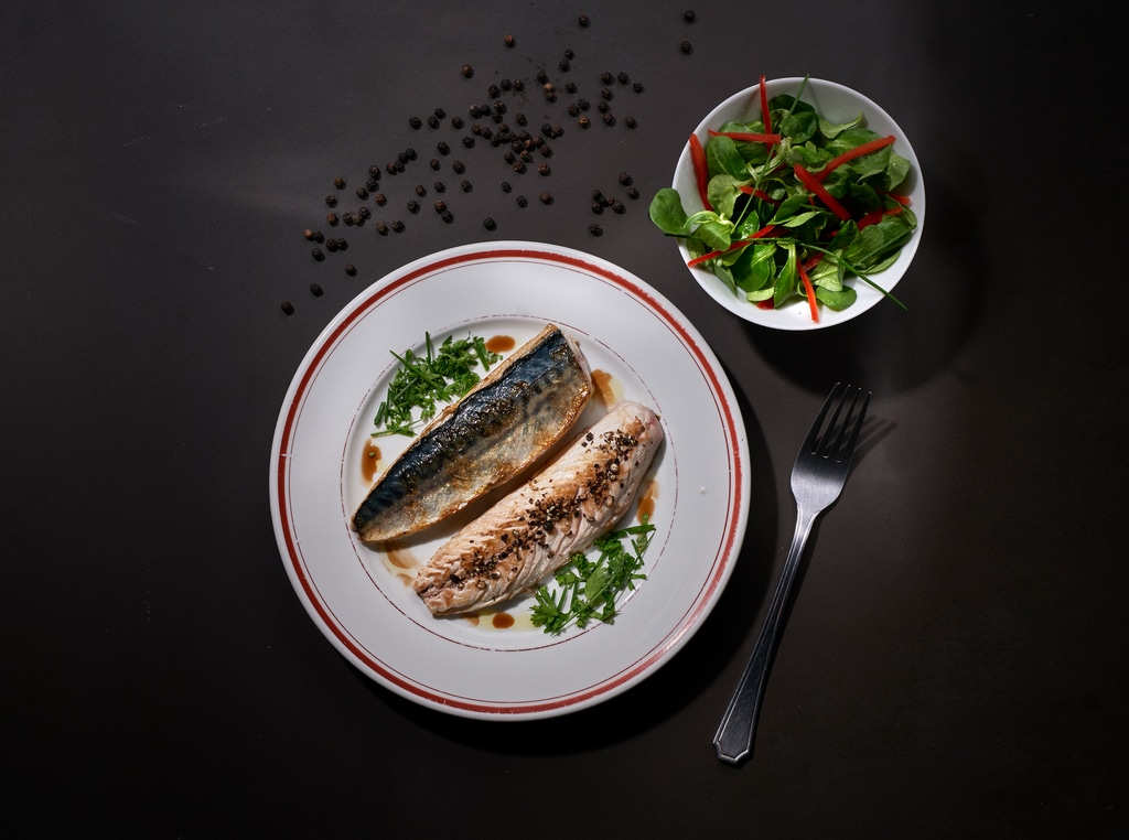 Op de huid gebakken makreelfilets