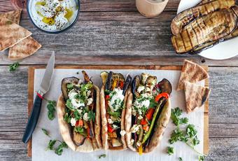 Pains pita aux légumes grillés et sauce au yaourt au cumin