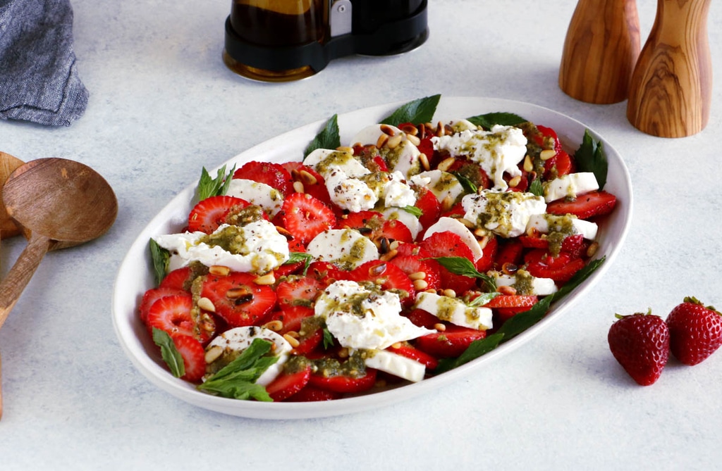 Salade de fraises, burrata et pesto de menthe