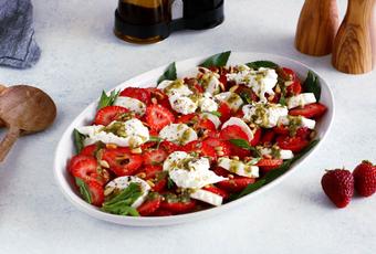 Salade de fraises, burrata et pesto de menthe