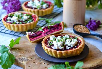 Tartelettes betterave, chèvre, feta et graines de lin - facile et sans beurre