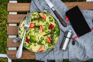 Salade de pâtes aux asperges, petits pois et fraises