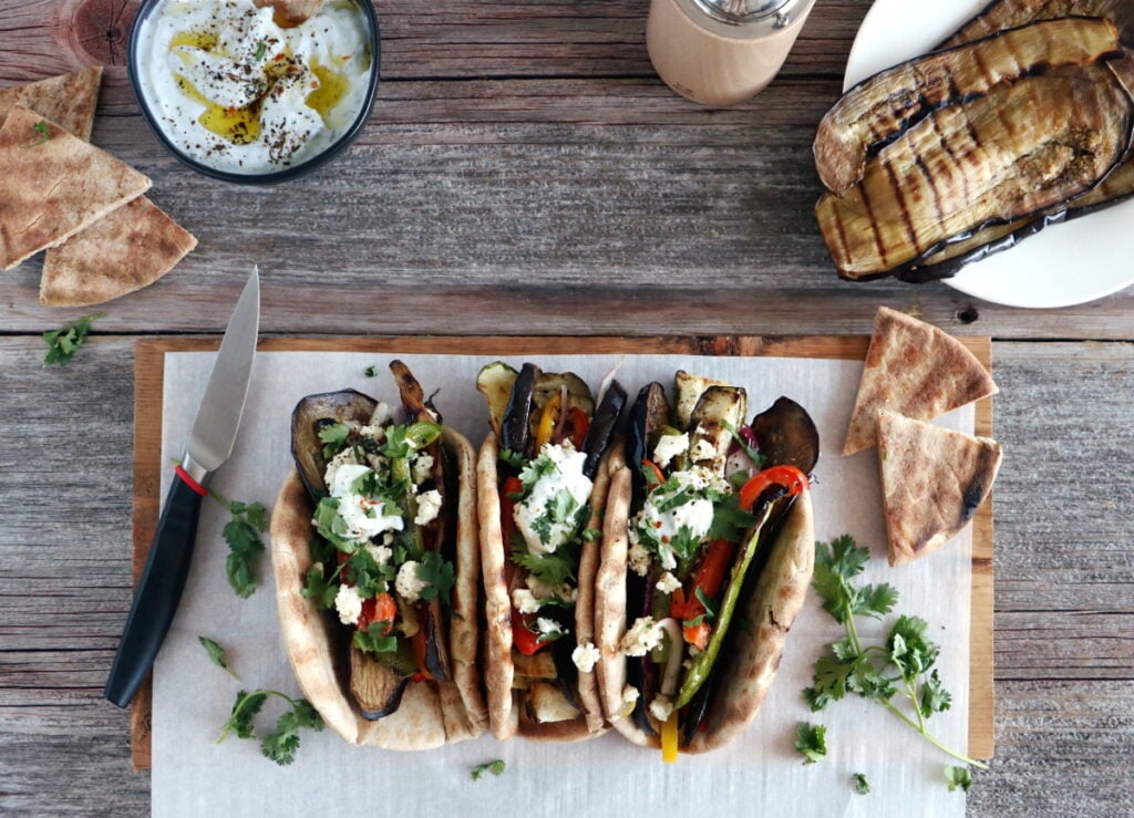 Pitabroodjes met gegrilde groenten en yoghurtsaus met komijn