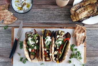 Pitabroodjes met gegrilde groenten en yoghurtsaus met komijn