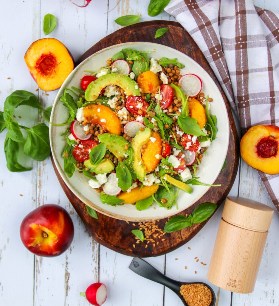 Vegetarische salade met linzen, geroosterde nectarines en lijnzaad