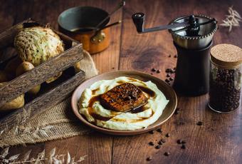 Geglaceerde tofu met koffie en knolselderpuree