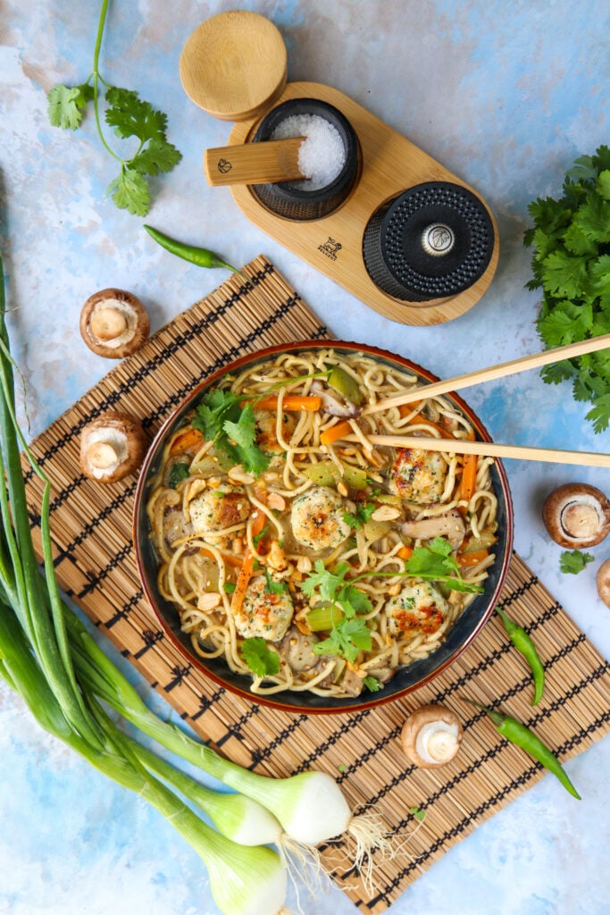 Kippenballetjes op Thaise wijze, noedels en groenten