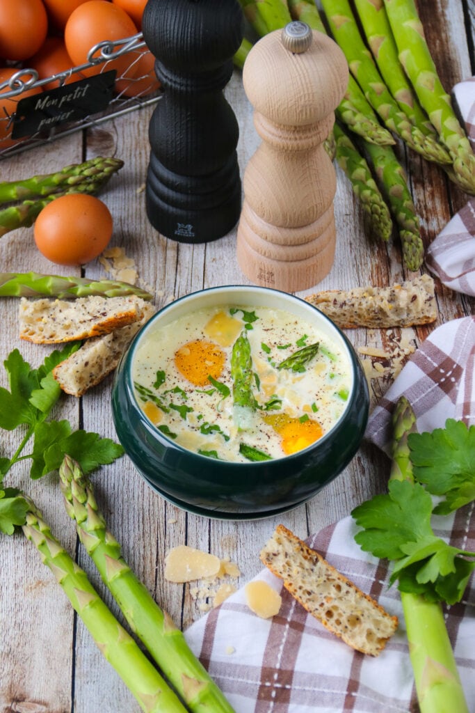 Œufs cocotte faciles aux asperges et parmesan