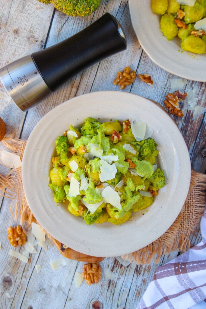 Gnocchis à la crème de brocoli, noix et Parmesan