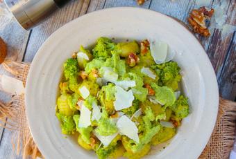 Romige gnocchi met broccoli, walnoot en parmezaan