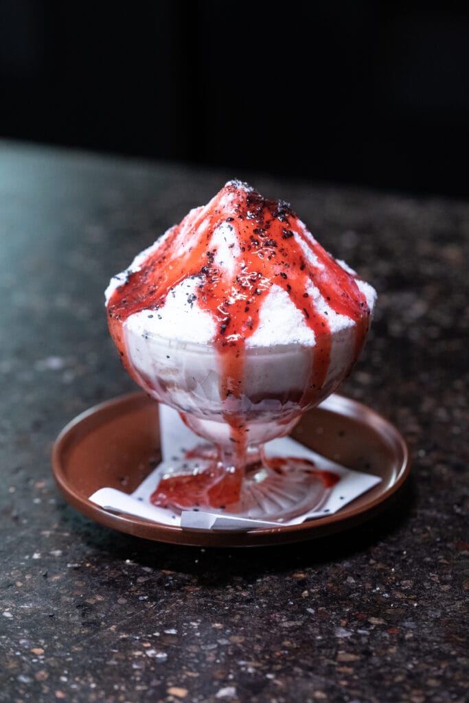 Aardbeienpatbingsu met rode peper uit Kampot