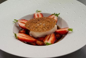 Nage de Fraises et crème glacée au Poivre rouge de Kampot, Tuile Miel et mignonette de Poivre rouge de Kampot