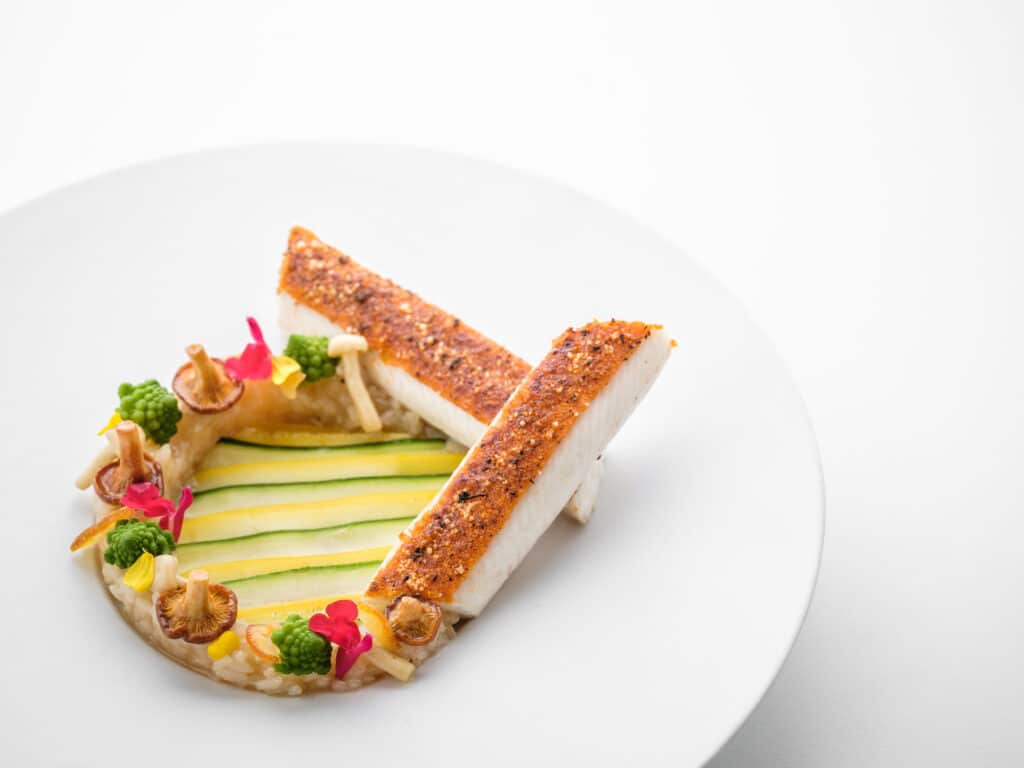 Zeetongfilet onder tomatenkorst  met Voatsiperifery peper en millefeuille van courgette